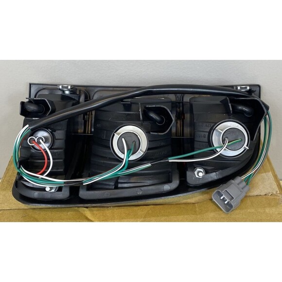 Eagle Eyes Driver Side Tail light TY689-B000L Fits 00-06 Tundra w/Bulbs & Wiring - Picture 3 of 8